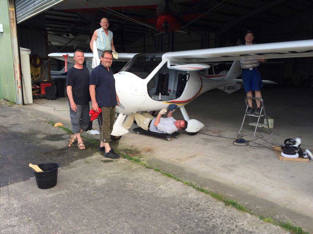 Arbeitseinsatz an einem Ultraleichtflugzeug auf dem Flugplatz Sinbronn