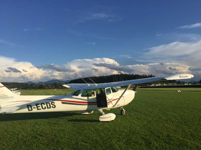 Motorflugzeug Cessna 172 oder Skyhawk am Flugplatz Dinkelsbühl